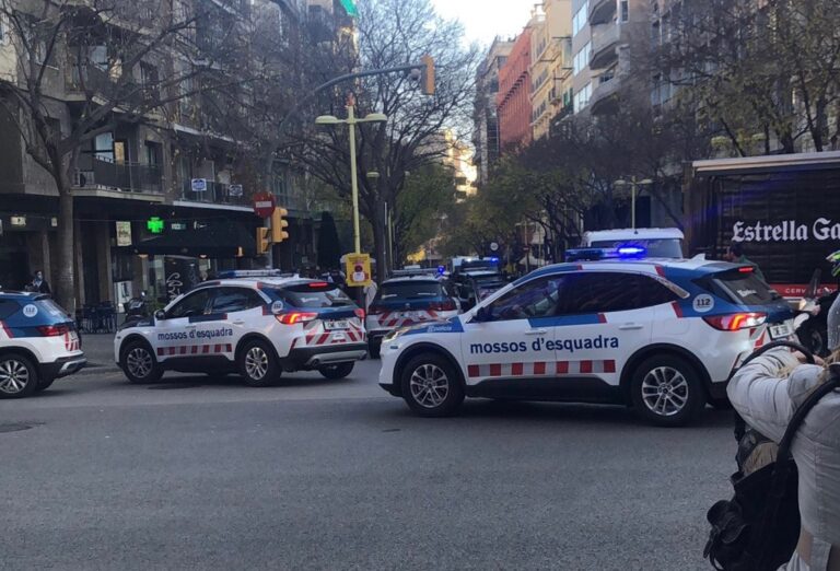 Roba una furgoneta, fuig en direcció contrària i acaba accidentat al carrer Tuset