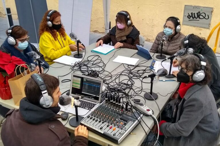 Ràdio Farró torna a emetre en directe des del carrer rodejada de solidaritat