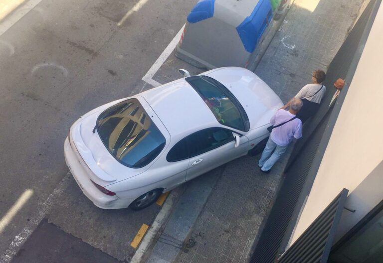 El drama del carrer Escipió: una conductora porta més de cinc anys aparcant malament