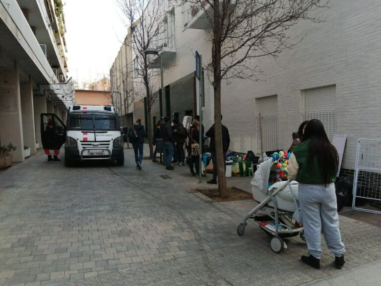 Crida urgent per trobar una habitatge assequible per a una família amb un nadó desnonada al Putxet