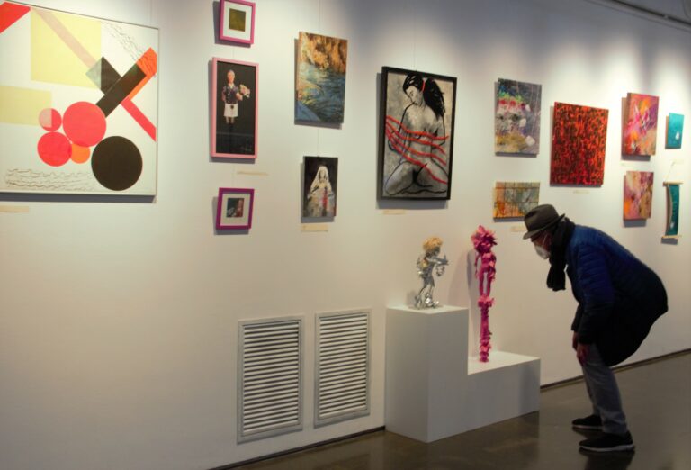 El retrat de 28 artistes sarrianencs i les seves feines s’exposen al Pere Pruna