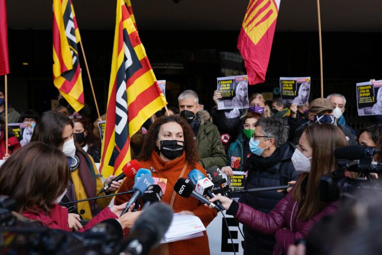 Desenes de persones es manifesten davant d’Educació per reclamar més protecció als centres
