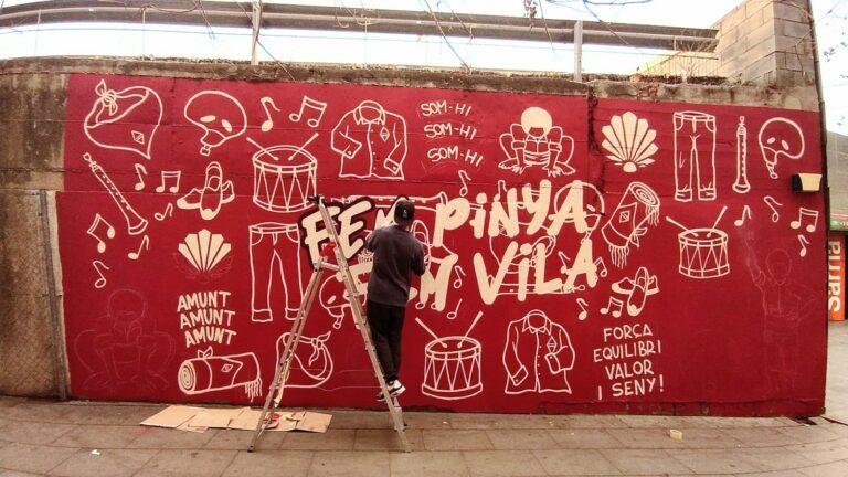 L’espectacular mural dels Castellers de Sarrià a la sortida dels FGC: “Fem pinya, fem vila”