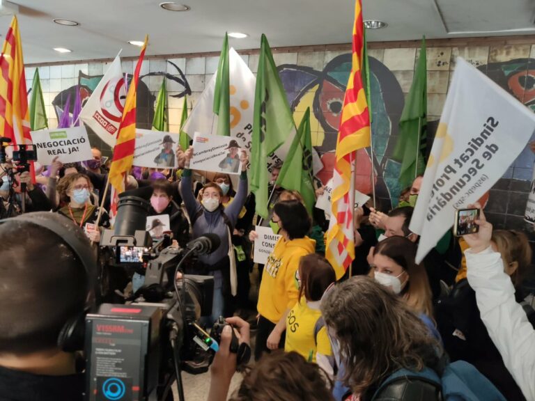 Sindicats de mestres ocupen la Conselleria d’Educació a la Via Augusta
