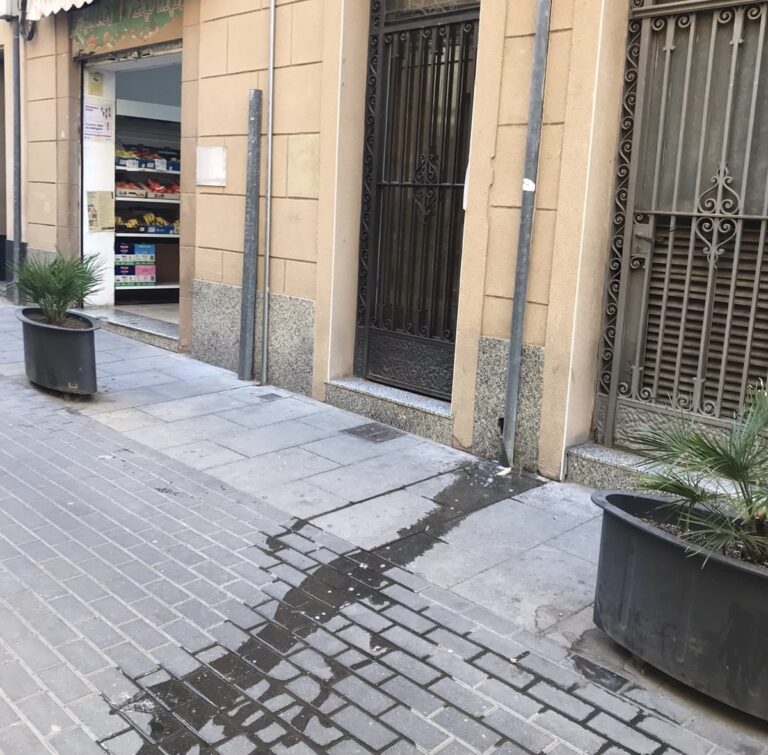 Abocaments incontrolats d’aigües químiques al carrer Jaume Piquet