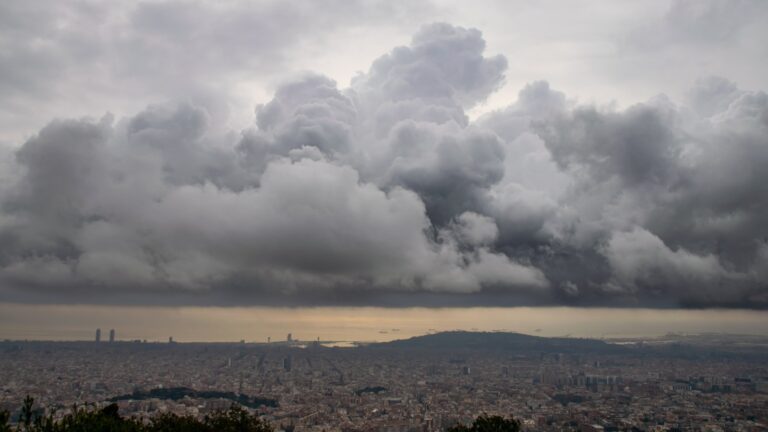 Espectacular imatge de Barcelona des de l’Observatori Fabra