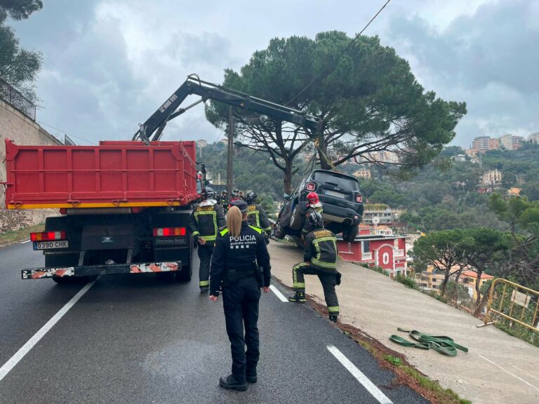 Rescatat un cotxe que estava a punt de caure per un barranc a Vallvidrera
