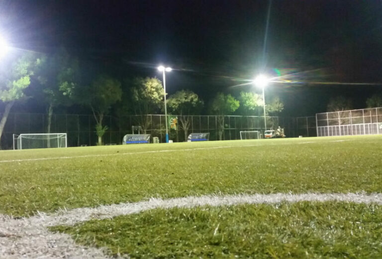 Canvis al camp de futbol de Vallvidrera: renovació de la gespa i noves porteries