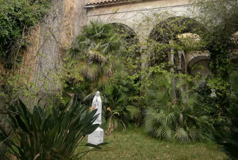 Els jardins de la parròquia de Santa Maria Reina, un espai on domina el classicisme i la mediterraneïtat