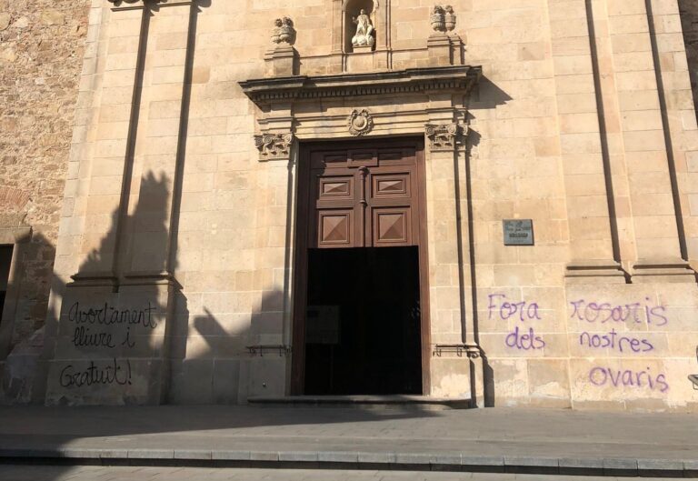 Apareixen pintades a favor de l’avortament a l’església de Sant Vicenç de Sarrià