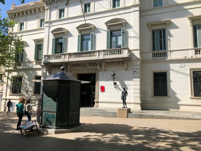 La sèrie de Netflix ‘The Diplomat’, de rodatge a la plaça de la Vila de Sarrià