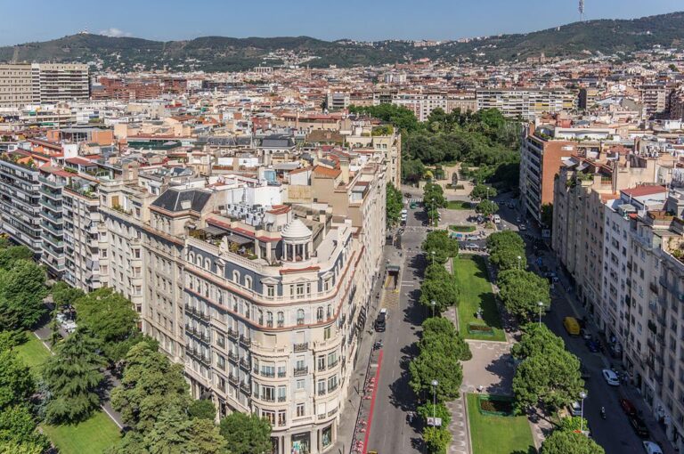 Multades tres promocions de pisos a Sarrià – Sant Gervasi per no destinar el 30 % d’habitatge social