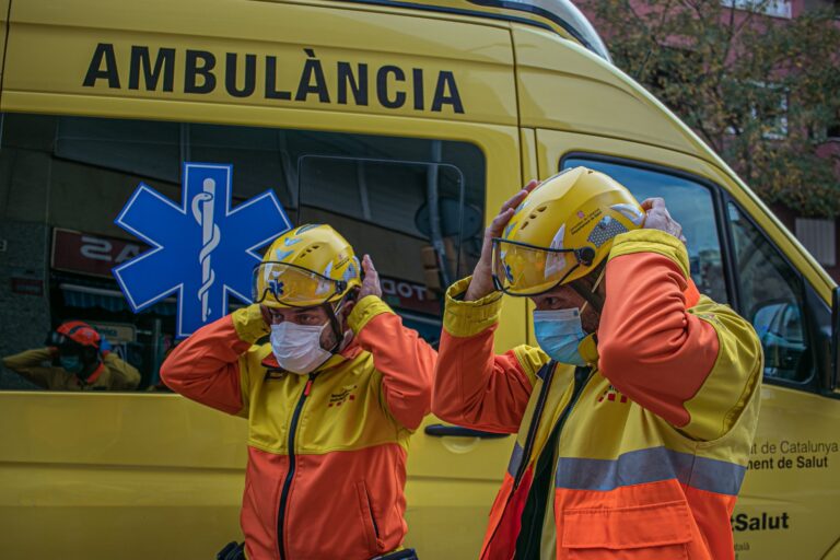 Un motorista atropella dues persones a la Via Augusta