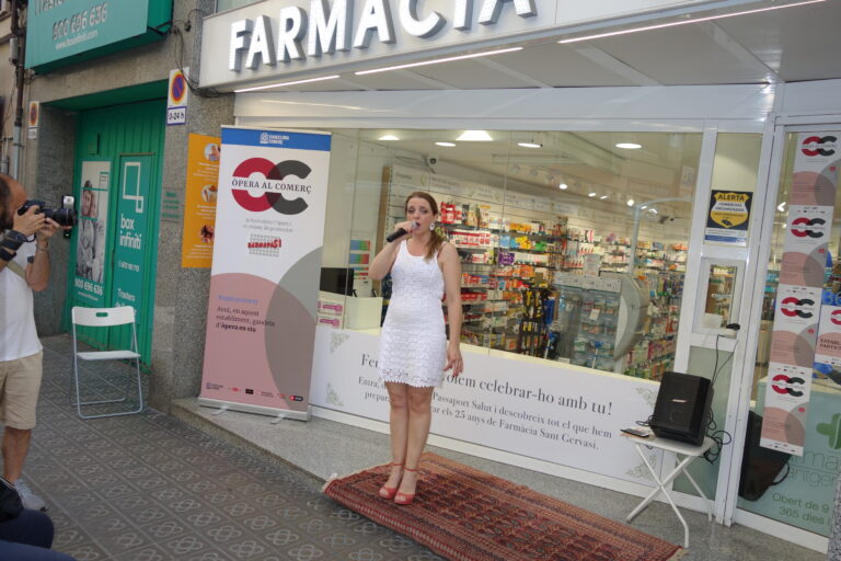 Òpera i comerç es fusionen davant la mirada de vianants