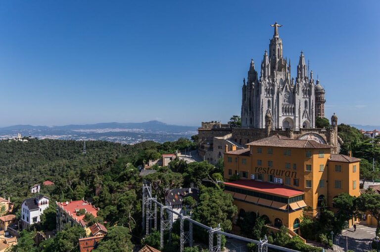 Veïns del Tibidabo es queixen de col·lapse i brutícia al cim de la muntanya