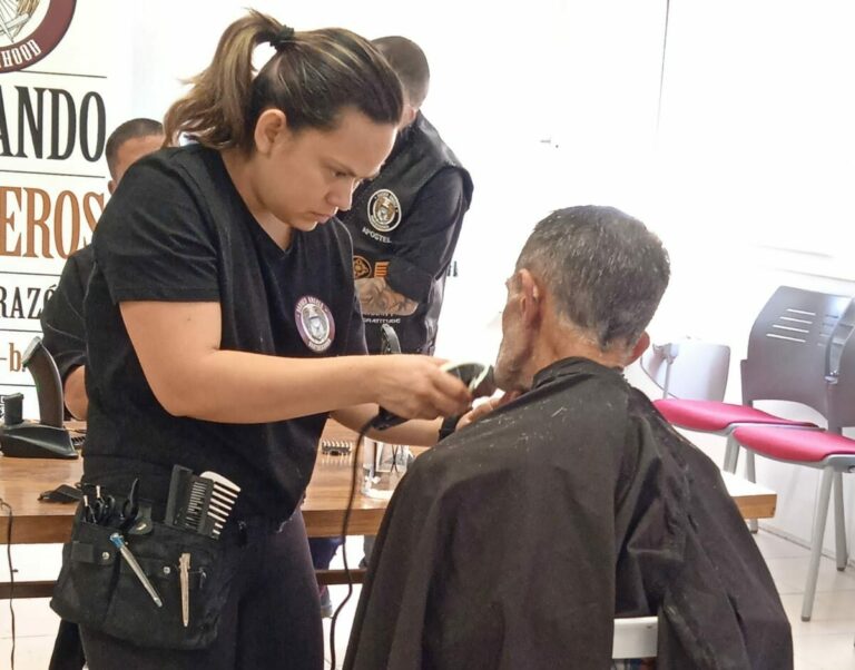 Els Barber Angels arreglen la barba i tallen el cabell a persones en risc d’exclusió social