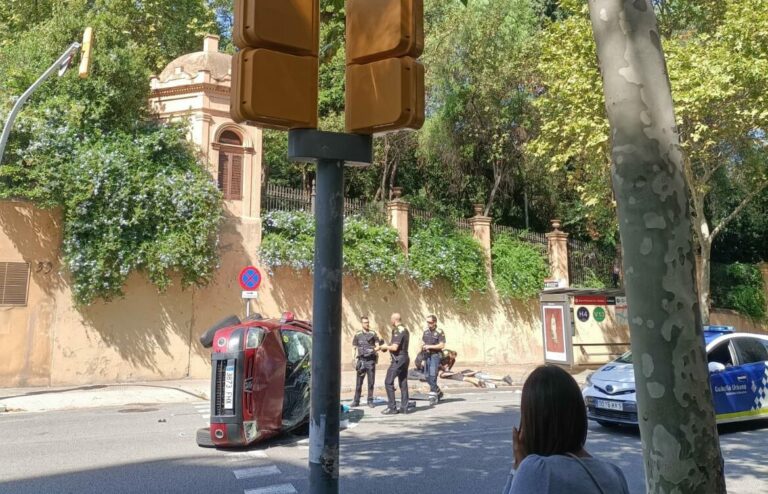 Fugen d’un control policial i acaben amb el cotxe bolcat al passeig de Sant Gervasi