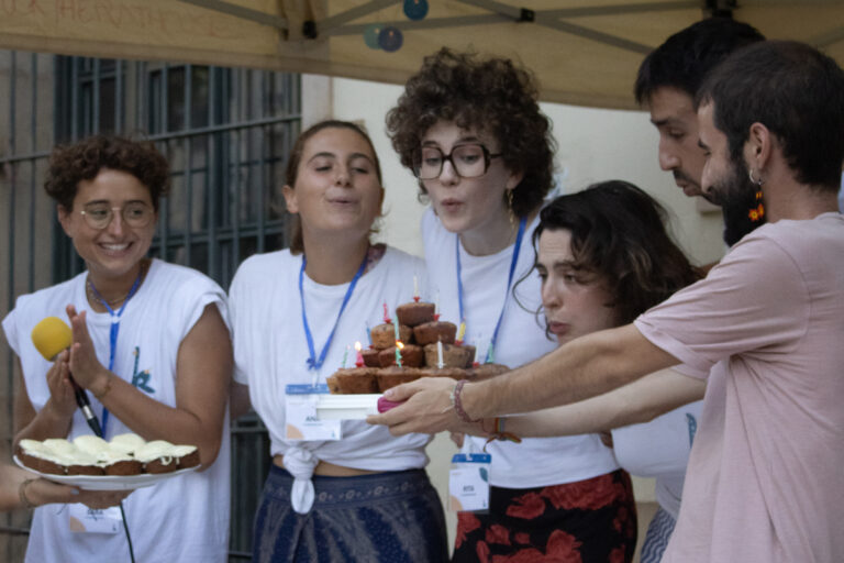 El Kapura, un festival hippie o unes hippies muntant un festival?