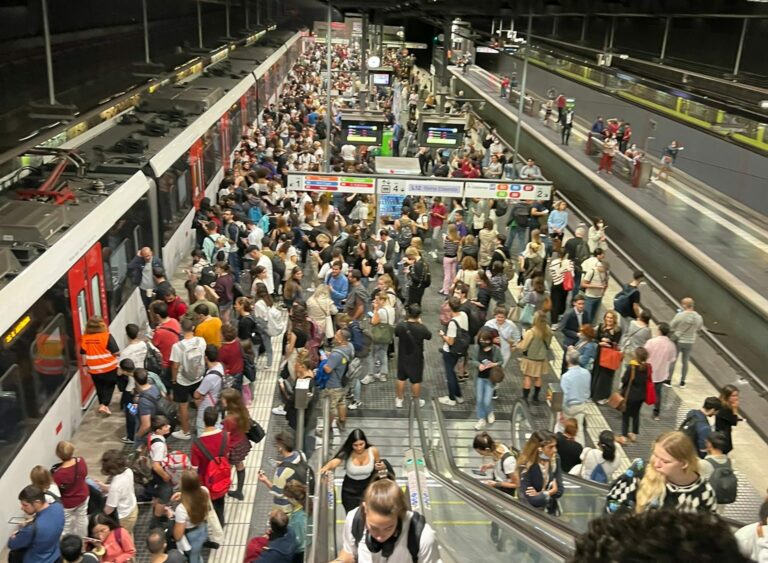 L’avaria de dos trens de FGC a Sarrià en hora punta deixa centenars de persones a l’andana