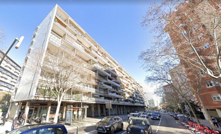 L’edifici Seida, uns habitatges suspesos a l’avinguda de Sarrià amb Mitre