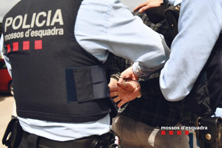Detingut un lladre multireincident per robar en dos pisos a Sant Gervasi