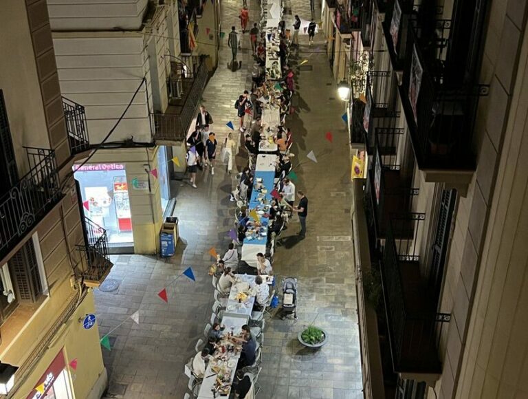 L’espectacular imatge del sopar veïnal al carrer Major de Sarrià