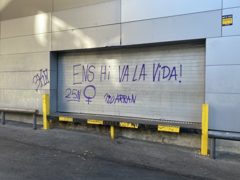 Enganxada entre el PP i Arran per unes pintades del 25-N a Sant Gervasi