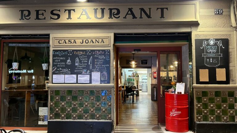 El restaurant Casa Joana denuncia que l’Ajuntament els vol fer enderrocar la porta de l’entrada