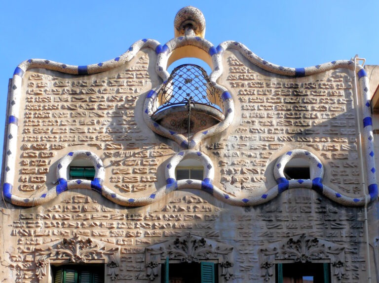 La casa Josep Sendrós al passatge Mulet, una aposta per la construcció artesanal
