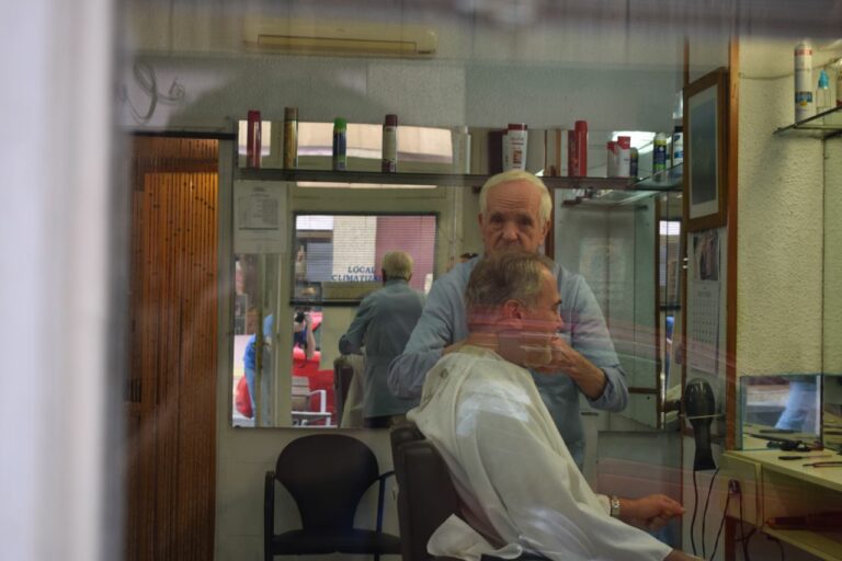 El barber Jesús Vázquez es jubila i diu adeu al Putxet després de 46 anys