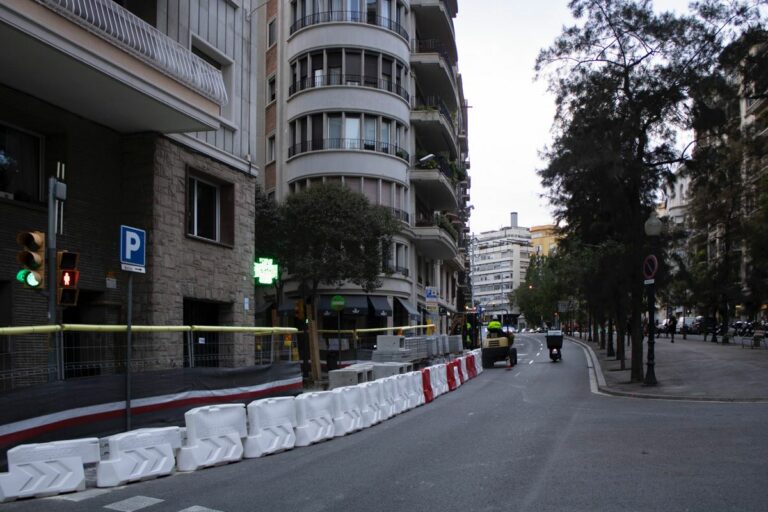 Llums i ombres del carril bici a la Via Augusta