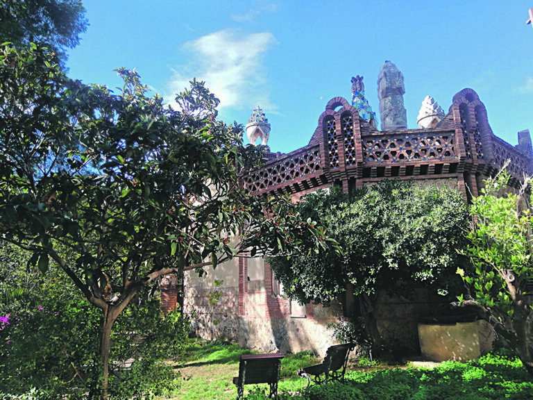 Els jardins dels Pavellons Güell a Pedralbes i una vella grua utilitzada per aixecar la Pedrera