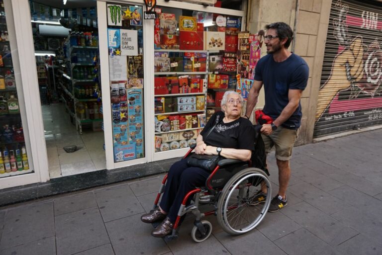 El programa ‘Baixem al carrer’ per ajudar a persones grans a sortir de casa arriba a Sarrià-Sant Gervasi