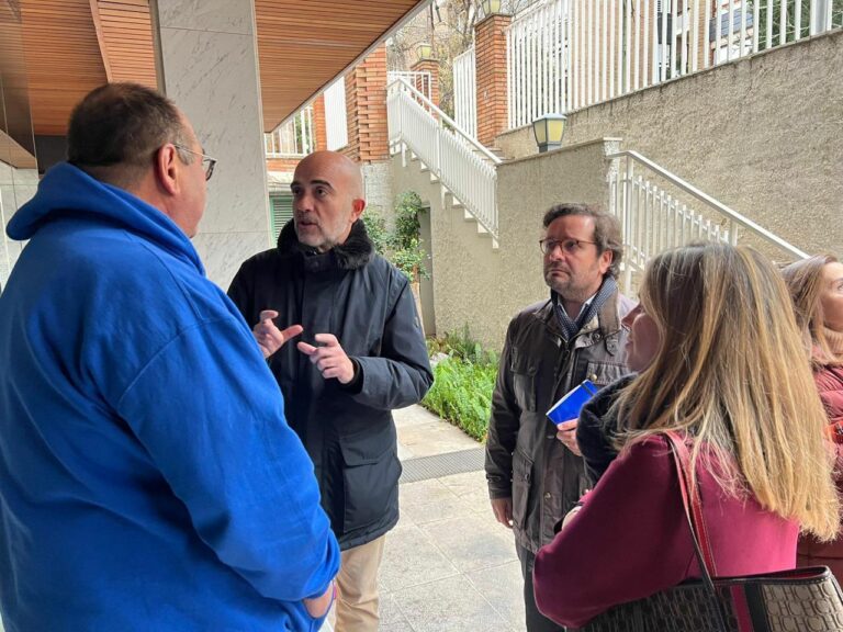 L’alcaldable del PP Daniel Sirera es reuneix amb veïns de les Tres Torres afectats per robatoris