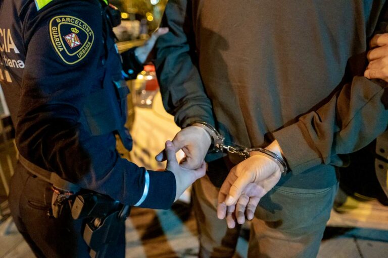 Detinguts dos homes buscats per la policia robant en un pàrquing públic de Sant Gervasi