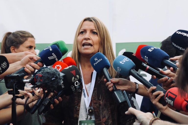 Eva Parera en una atenció als mitjans © Valents