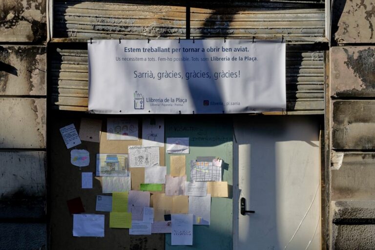 La Llibreria de la Plaça de Sarrià desplega una lona amb un missatge al veïnat: “Gràcies, gràcies, gràcies”