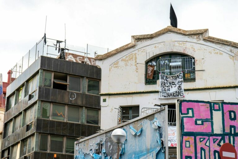 L’avís de desallotjament d’El Kubo tensa la Bonanova: “Si la Ruïna cau, cremarà el barri”
