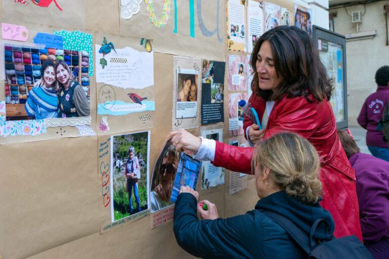 Sarrià-Sant Gervasi commemora el Dia de la Dona amb un mural col·lectiu