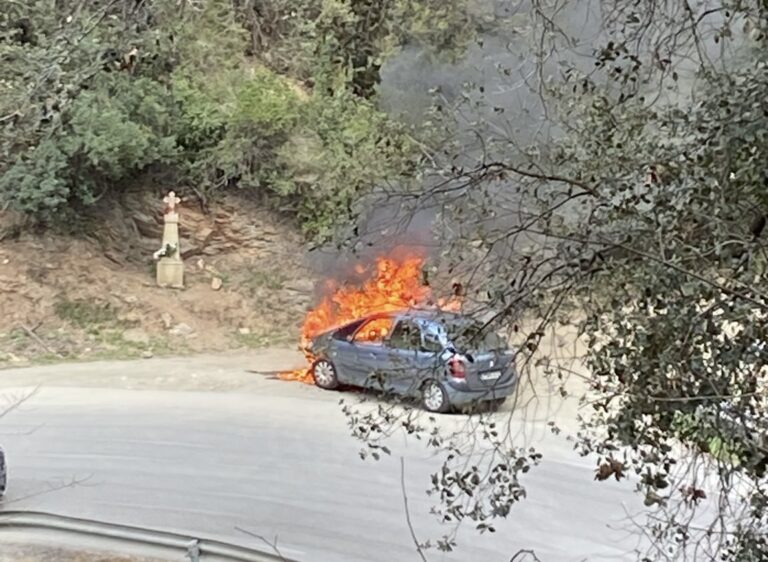 Ensurt a Vallvidrera: crema un cotxe al revolt de les monges