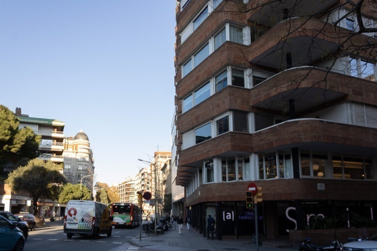 L’edifici Monitor, set plantes d’altura i dos àtics a la Via Augusta