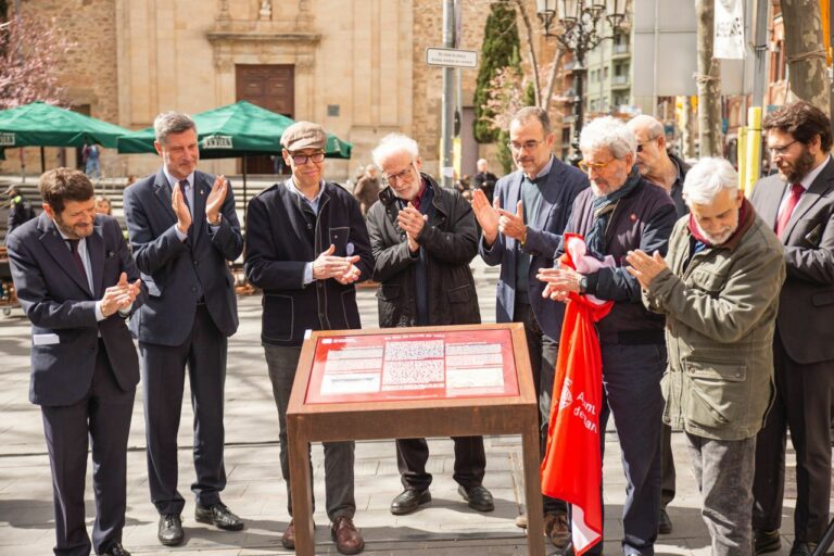 Els Fets del 1874, recordats en un faristol a la plaça de Sarrià