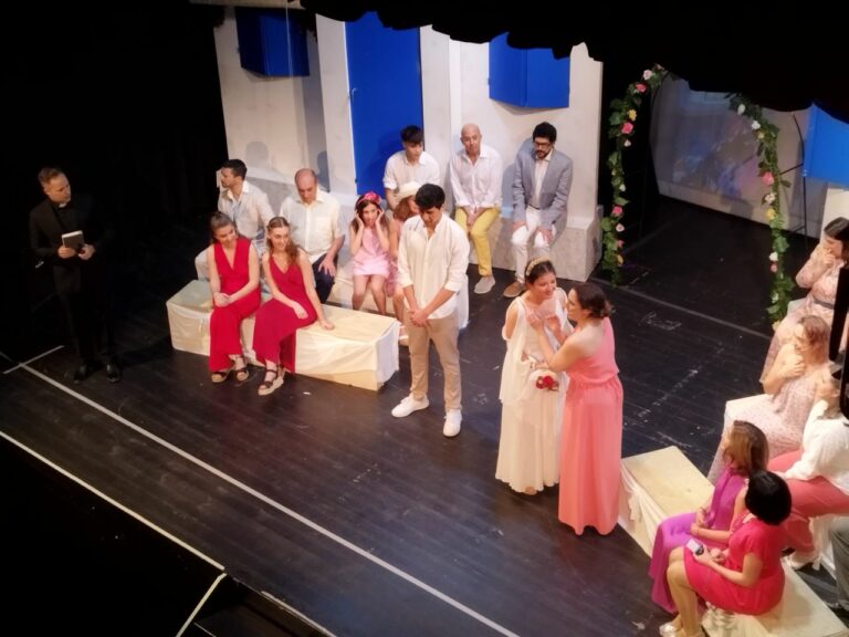 El musical ‘Mamma Mia’ de la Fontmontina aixeca el Teatre de Sarrià