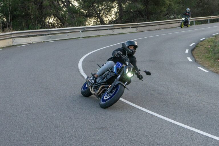 Un conductor begut envesteix tres motoristes a la carretera de Vallvidrera