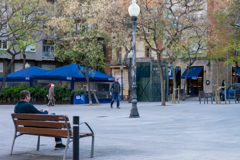 La plaça de Joaquim Pena, nucli pioner de les Tres Torres