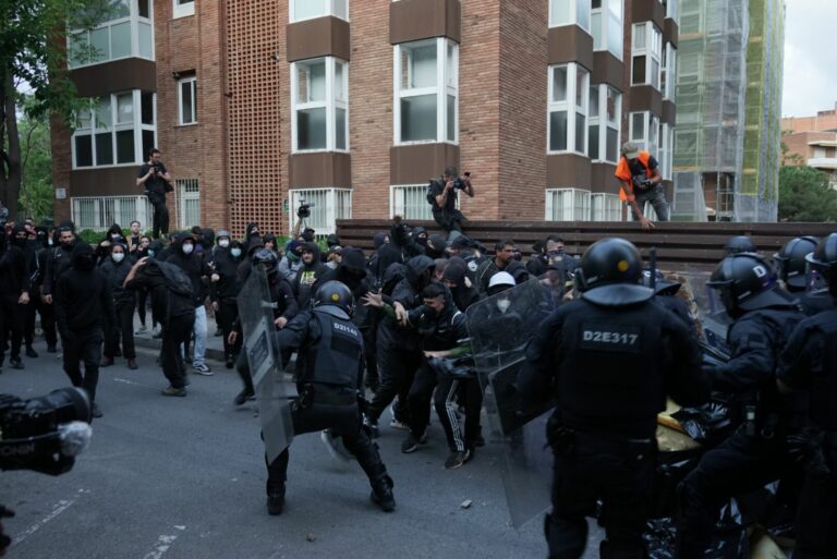 Tensió a la Bonanova: la columna antifeixista rep càrregues policials, però arriba fins a El Kubo