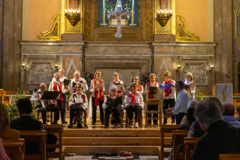 El 24è aplec de corals de gent gran serveix per felicitar la Lolita (103 anys)