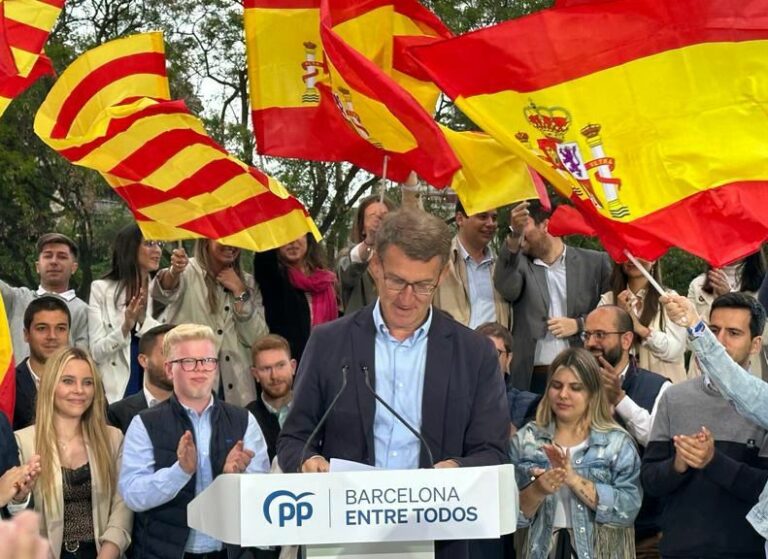 Feijóo aterra al Turó Parc per demanar la unió del constitucionalisme