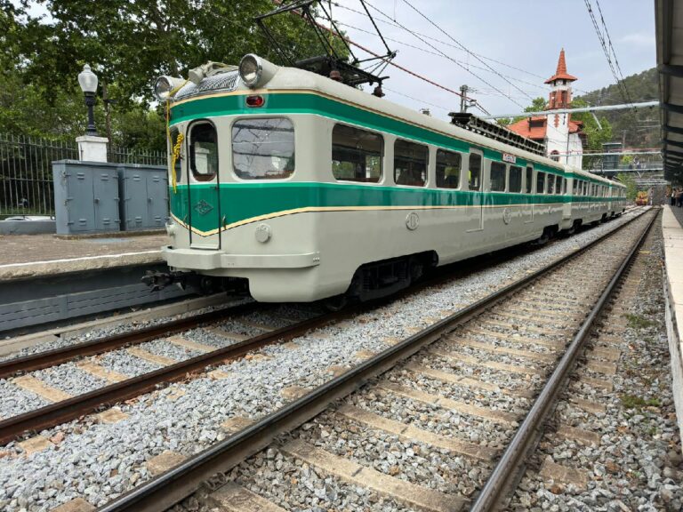 L’històric Tren Granota torna a circular a la línia Barcelona-Vallès dels FGC