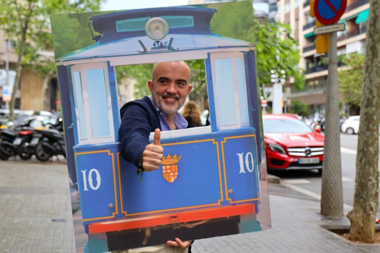 Daniel Sirera es munta a un Tramvia Blau de cartró per reclamar-ne el retorn